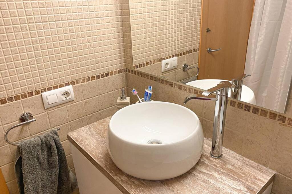 Blue Marina - Terraza, Piscina Y Wifi Gratis Apartment Roses Luaran gambar
